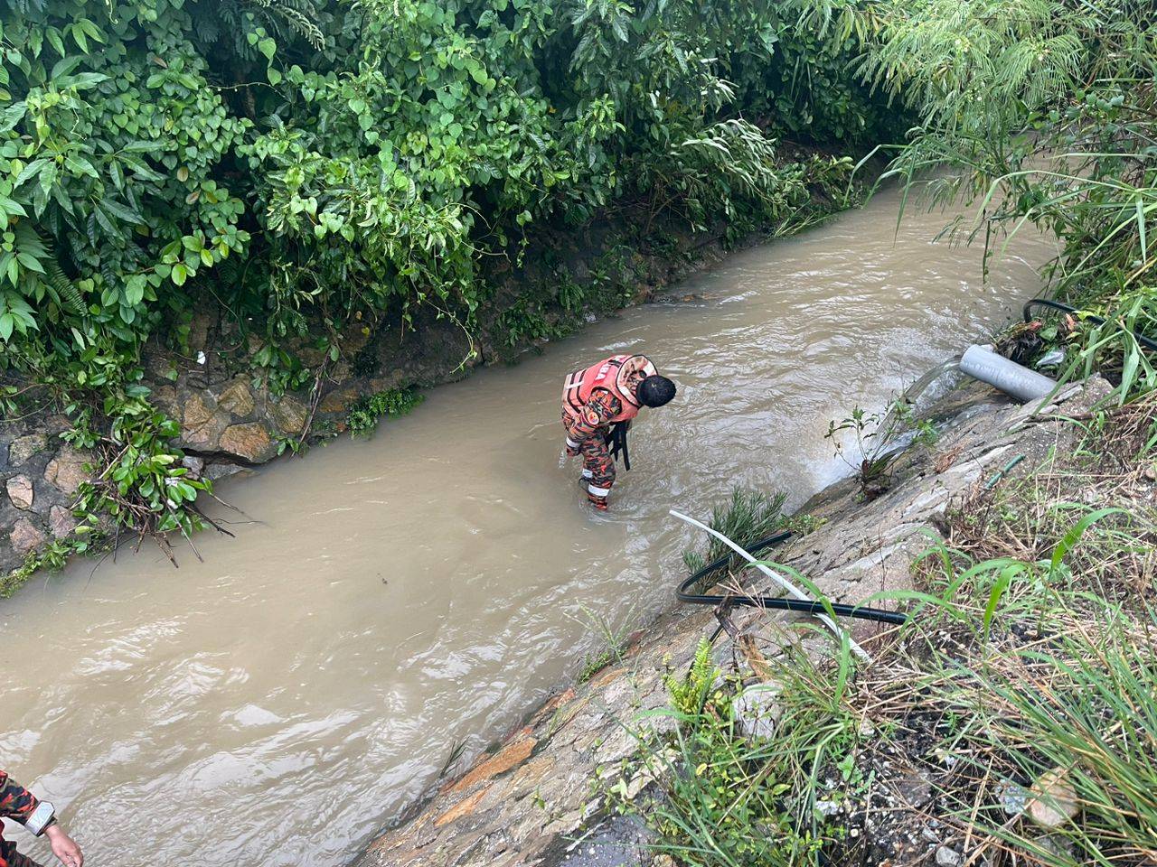 Fire and Rescue Department team during the search and rescue operation. Photo courtesy of Selangor Fire and Rescue Department