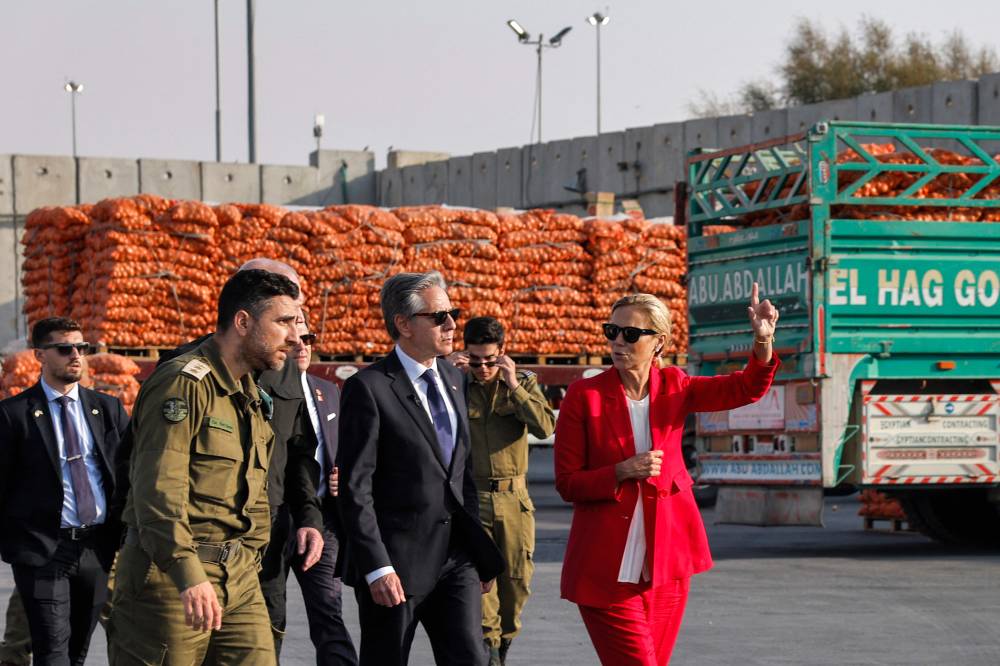 US Secretary of State Antony Blinken (C) walks with Israeli Defence Minister Yoav Gallant (C-L behind) and UN Senior Humanitarian and Reconstruction Coordinator for Gaza Sigrid Kaag (R) at the Kerem Shalom border crossing with the Gaza Strip on May 1, 2024. (Photo by Evelyn Hockstein / AFP)