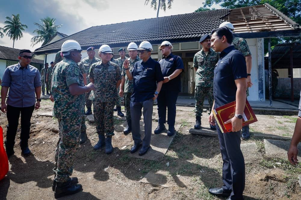 Khaled visiting the Terendak Camp in Sungai Udang here today. Photo by Bernama