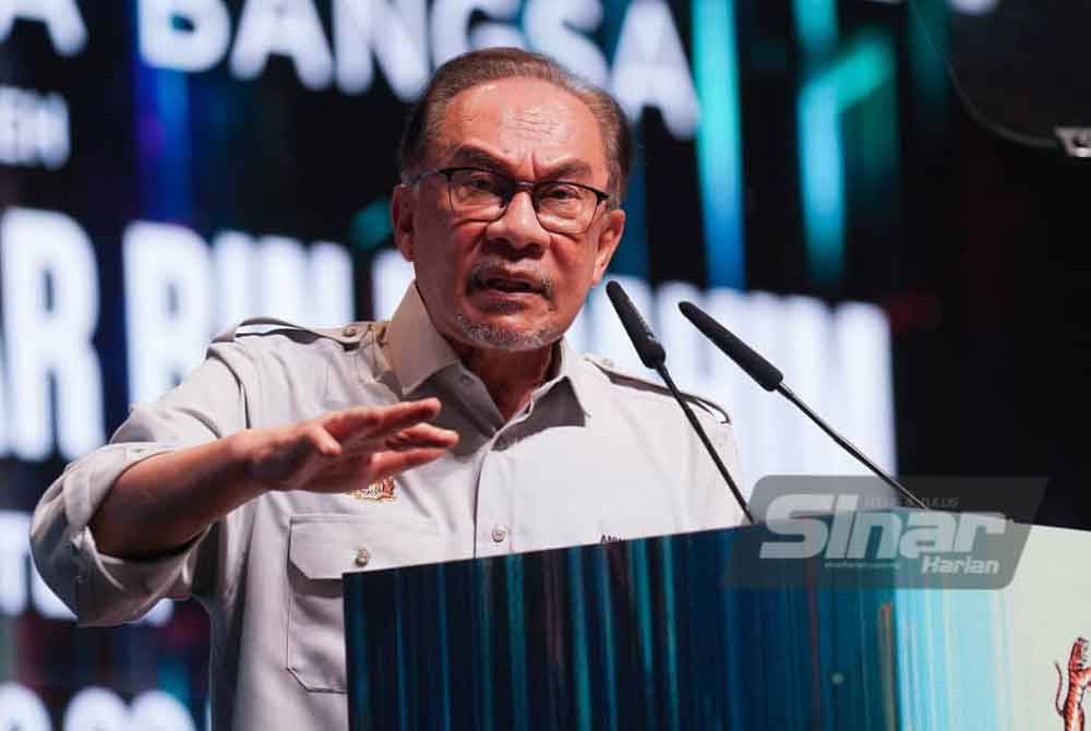 Prime Minister Datuk Seri Anwar Ibrahim delivering his speech at the 2024 Labour's Day celebration at the Putrajaya International Convention Centre (PICC) on Wednesday. - Photo by ROSLI TALIB 