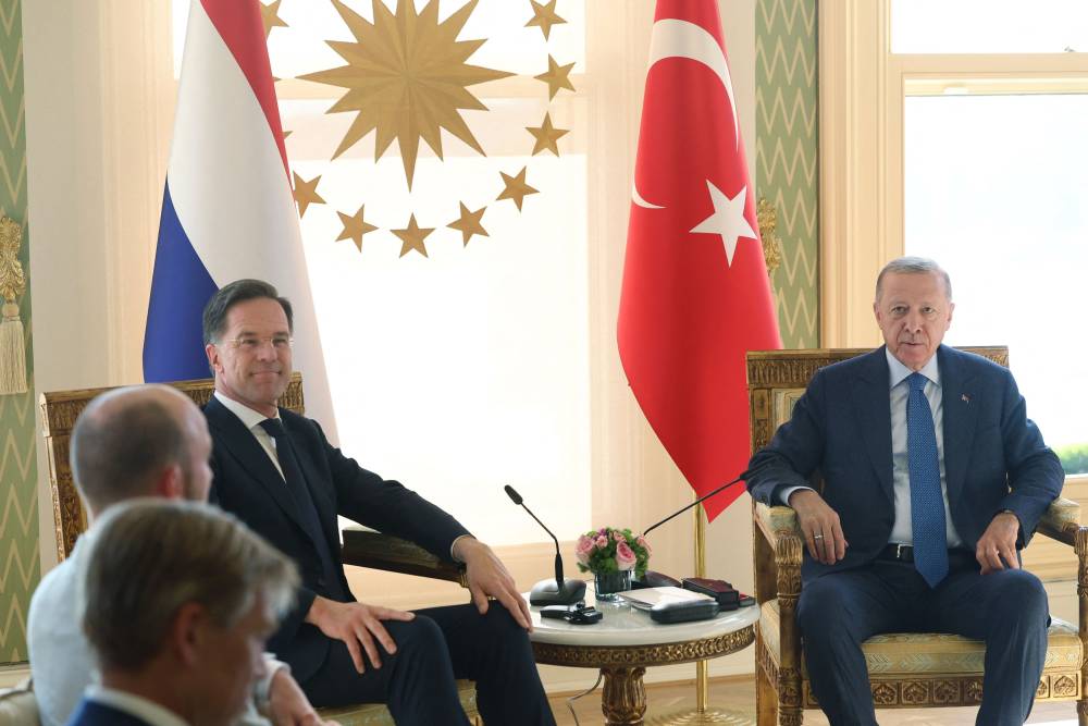 Turkish President Recep Tayyip Erdogan (R) meeting with Prime Minister of the Netherlands Mark Rutte (L) at Vahdettin Pavilion in Istanbul - Photo by AFP