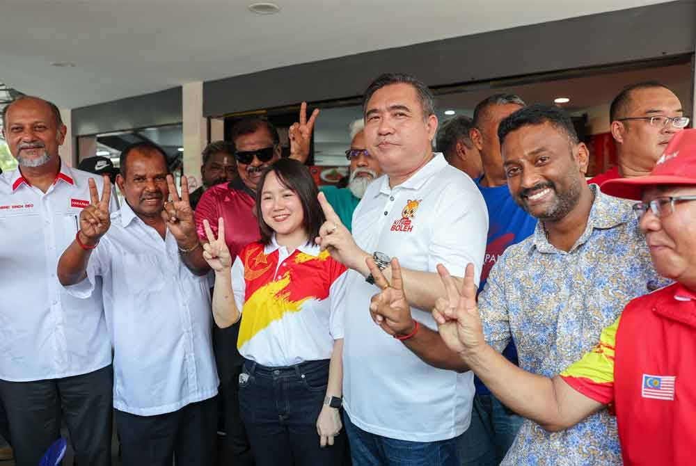 Anthony (third from the right) alongside Pang (third from the left), engaging warmly with local residents during a friendly visit to Pekan Kuala Kubu Bharu as part of the state election campaign on Wednesday.