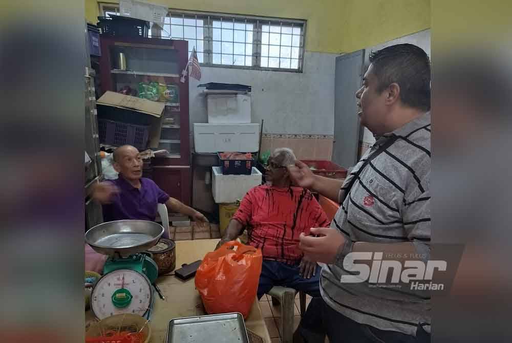 Sinar Premium journalists (right) had the opportunity to interview several sellers at the KKB public market last Sunday.