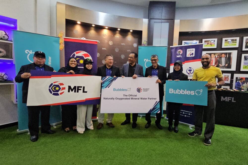 Ain Azizah (third from left) and Ab Ghani (fourth from right) with the management of Bubbles O2 and MFL showcasing the sponsorship for the second season of the Malaysia Football League.