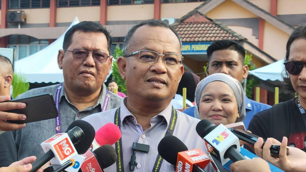 Khairul Azhari speaking to reporters at Sekolah Kebangsaan Bandar Baru Batang Kali 