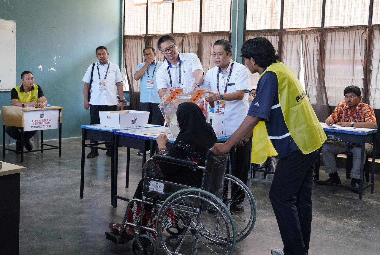Election Commission deputy chairman Dr Azmi Sharom at the Sekolah Menengah Kebangsaan Kuala Kubu Bharu polling centre during the KKB by-election, today. - Photo by ROSLI TALIB 