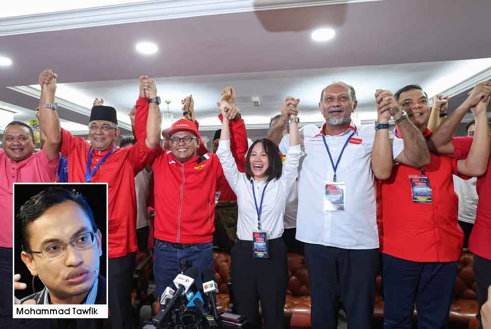 Selangor Menteri Besar Datuk Seri Amirudin Shari celebrates victory of PH candidate Pang Sock Tao, who was announced as the new KKB assemblyman during a press conference at the Umno Hulu Selangor Division Building on Saturday night. - Photo by Bernama