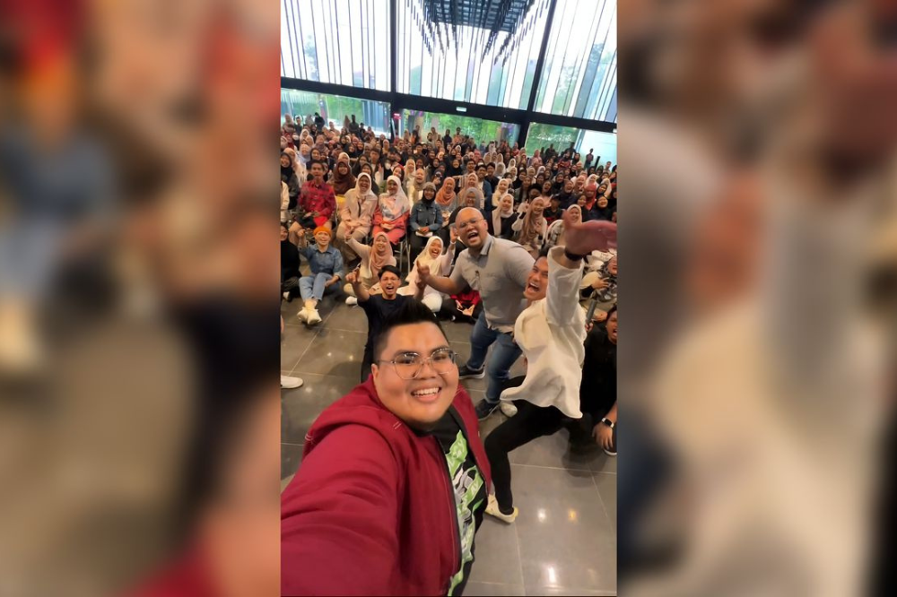 Teacher influencer Iqbal Ahyar with his students.