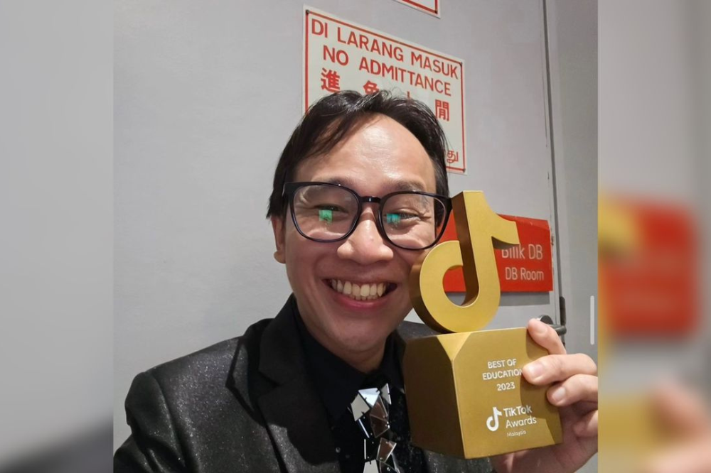 Sir Asai won 'The Best of Education' at the TikTok Awards Malaysia 2023. - Photo: Instagram / @sir_asai