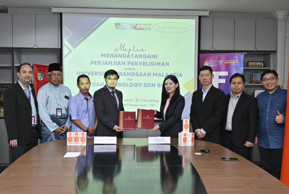 Memorandum of Agreement signing ceremony held at the faculty on May 10, represented by Deputy Dean (Research & Innovation) of FST, Prof Dr Mohd Firdaus Raih and Tuah Herbology Sdn Bhd Chief Executive Officer Ooi Ee Chia.