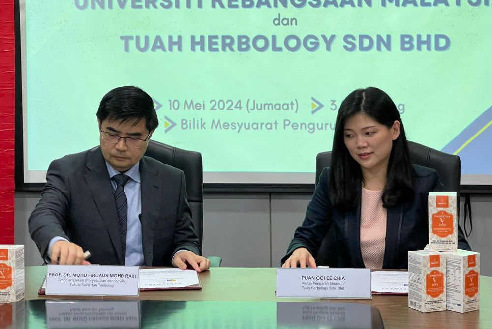 Memorandum of Agreement signing ceremony held at the faculty on May 10, represented by Deputy Dean (Research & Innovation) of FST, Prof Dr Mohd Firdaus Raih and Tuah Herbology Sdn Bhd Chief Executive Officer Ooi Ee Chia.