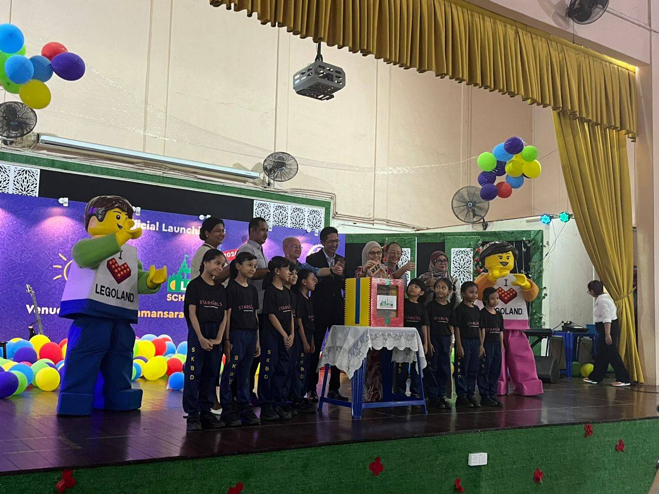 Teams from SK Bukit Damansara and Legoland Malaysia including its divisional director, CS Lim as well as Education Ministry director-general representative, sports, co-curricular, and arts division deputy director, Ithnin Mahadi during the launch event yesterday at the school.