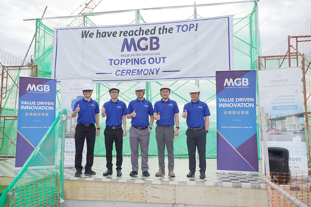 Lim together with Executive Director and CEO of MGB, Datuk Richard Lim (second from right), Dep CEO of MGB, Isaac Lim (second from left), Dep CEO of MGB, Daniel Chew (left) and Dep CEO of MGB, Victor Wong (right) at the Idaman Melur ‘roof-topping’ ceremony.