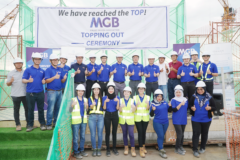 Lim together with Executive Director and CEO of MGB, Datuk Richard Lim (second from right), Dep CEO of MGB, Isaac Lim (second from left), Dep CEO of MGB, Daniel Chew (left) and Dep CEO of MGB, Victor Wong (right) and team members of MGB Berhad.