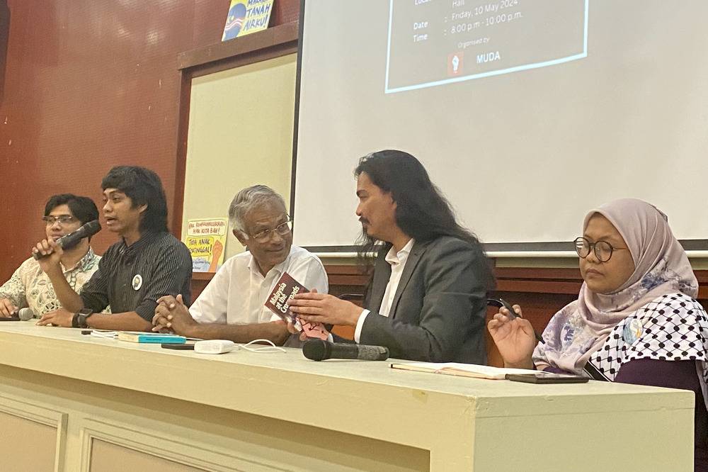 Jeyakumar (third, left) and Zaid (four, left) alongside former stateless man and Muda member Wong Kueng Hui (second, left) and human rights activist and Muda member Siti Rahayu Baharin right) at the "No One Is Illegal" event held by PSM and Muda on May 10.