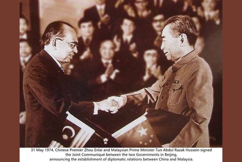Official diplomatic relations between Malaysia and China began with the visit and speech of the late Tun Abdul Razak Hussien (left) in the native language in 1974.