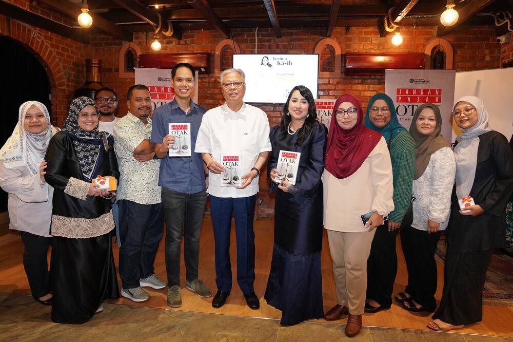 Former prime minister Datuk Seri Ismail Sabri Yaakob (sixth from left), with the Karangkraf Media Group Chairman Firdaus Hussamuddin (fourth from right), and the author Liyana Marzuki (fifth from right), posed for a photo after the launch of the book 