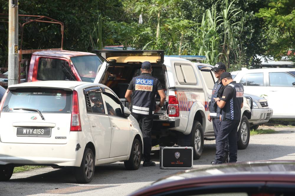 FILE PIX from December where the police's forensic team seen carrying out investigations at Idaman Apartment in Damansara Damai where Zayn had gone missing and been found dead. (Sinar Photo) 