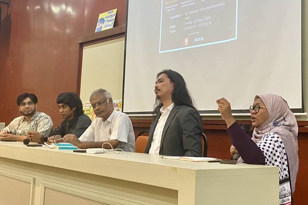Wong (two, left) Jeyakumar (three,left), Zaid (four, left) and Cikgu Ayu (right) during the 