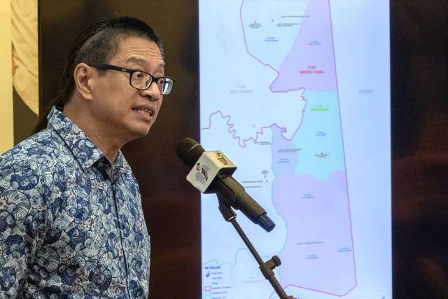 EC deputy chairman Dr Azmi Sharom during a press conference on the Sungai Bakap state by-election at the Menara SPR today. - Photo by Bernama