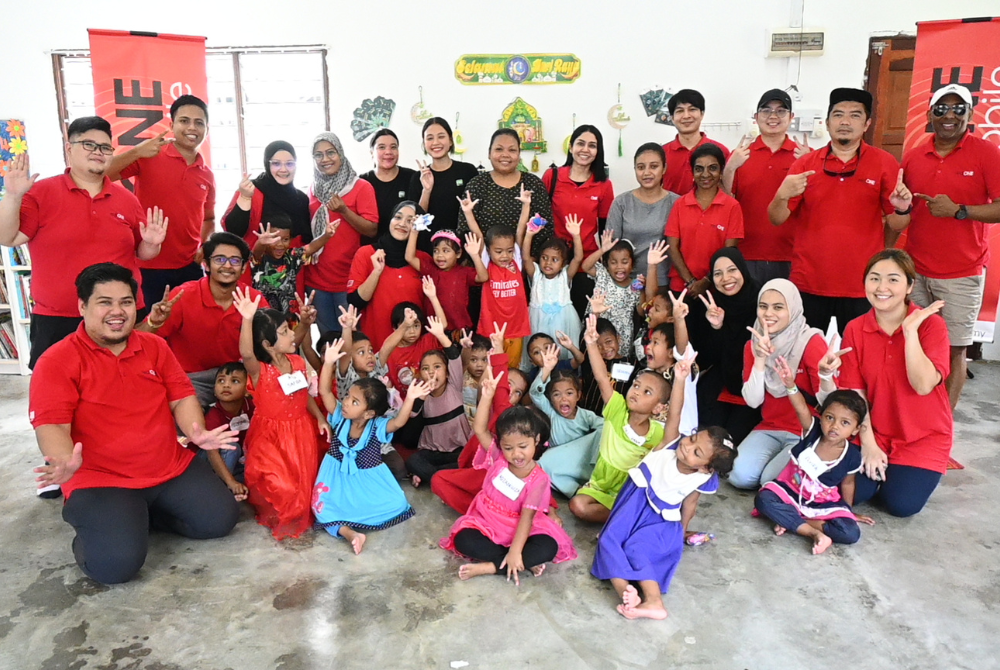 redONE Mobile Volunteers with Children at the Sg Poh Community School