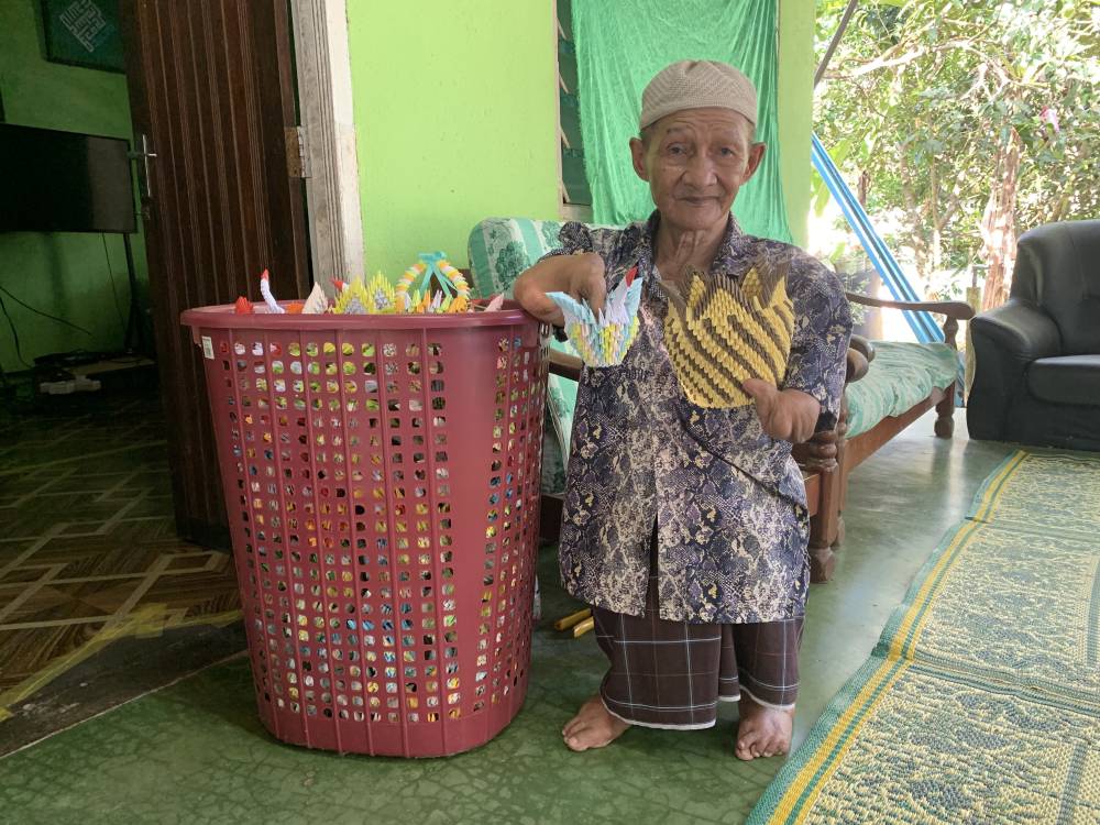 Mohd Zain, a widower with eight children, said that before venturing into the field of handicrafts, he was a wedding emcee. - Photo by Bernama