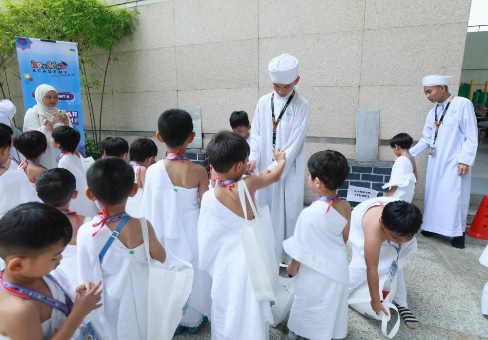 Children during the practice version of performing the jamrah where they threw pebbles at a wall during a practice version of the “stoning of the devil” during the 