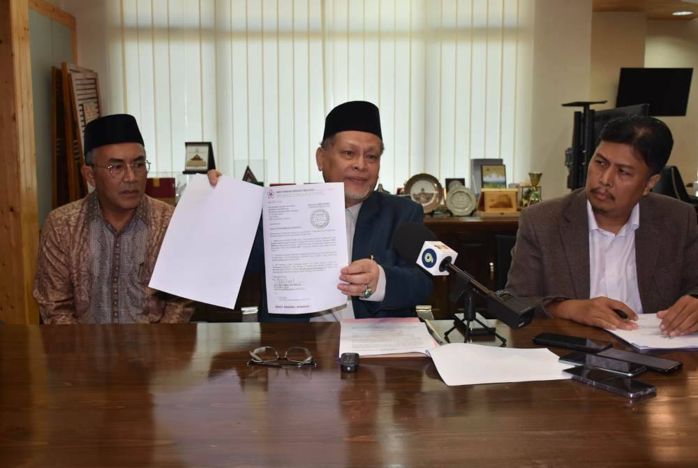 Kelantan state legislative assembly speaker Datuk Mohd Amar Nik Abdullah (centre), during a special press conference at his office in Kompleks Kota Darul Naim, on Wednesday. Photo by Bernama.