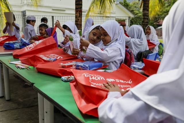 The reaction of Rohingya refugee children at Rabbaniyah Educare after receiving donations of school supplies on Sept 5, 2022. - BERNAMA FILE PIX