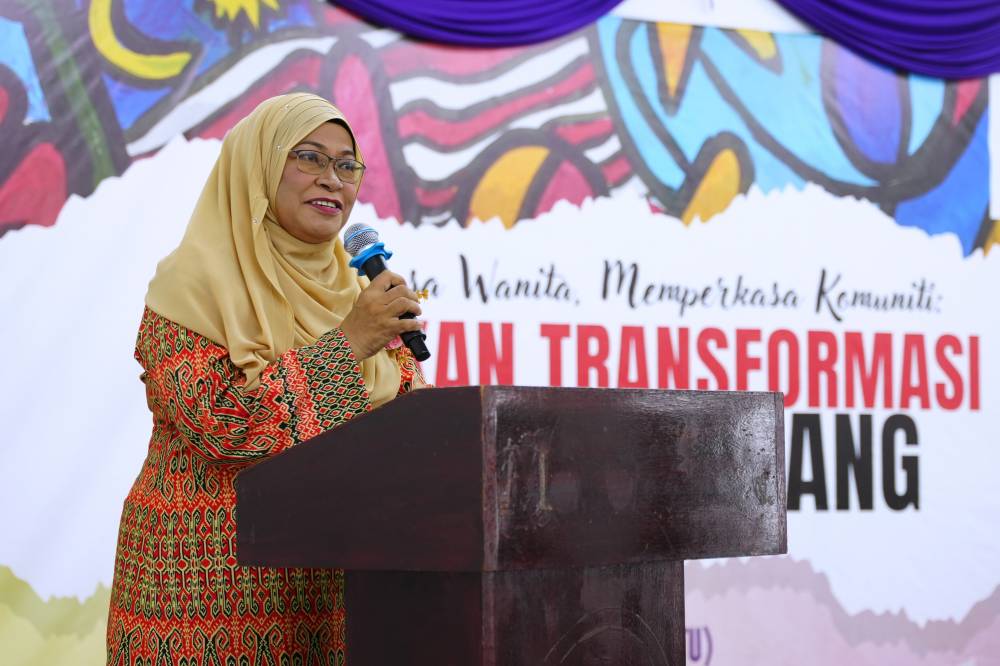 Isham runs a sewing centre at PPR Lembah Subang here, where she resides, together with 10 women residents who accept orders for sewing and making all kinds clothing and handicrafts. Photo by Bernama