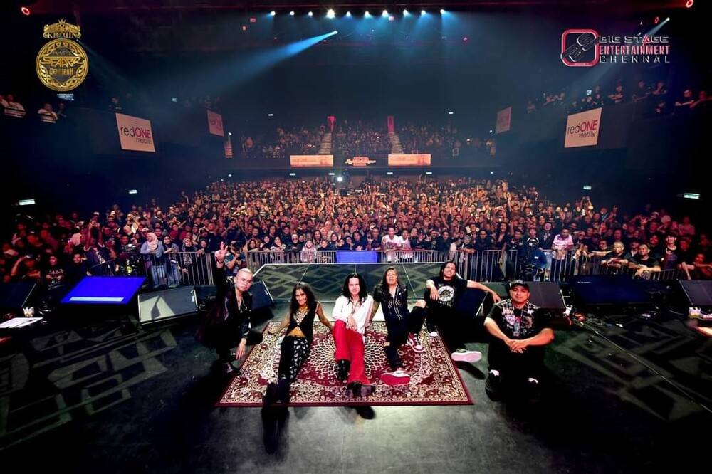 Search KidDin members posed for a picture with the 2000 fans who attended their Gemuruh concert at Zepp KL yesterday. Picture source: Big Stage Entertainment Channel.