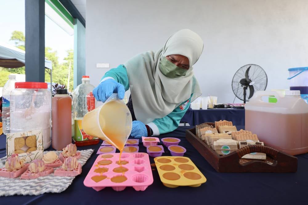 Nor Halimah Sa'diah Awang@Abdullah began making the soap three years ago for washing dishes, laundry, and personal hygiene for use by her family. Photo by Bernama