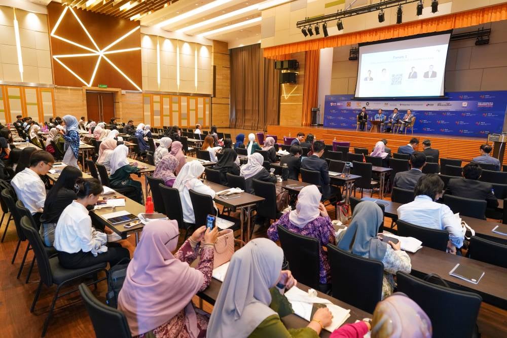 300 students from public universities (UA) in Malaysia, Indonesia, Thailand, the Philippines, and South Korea participated in the Southeast Asia Climate Investment Summit 2024 conference.