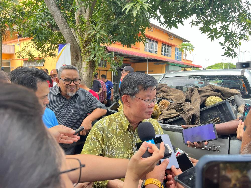 Chow when met at 'Jom Pekena Durian Bersama CM Chow 2.0' programme at the Kompleks Rakan Muda Jawi in Sungai Bakap. - Photo by Sinar