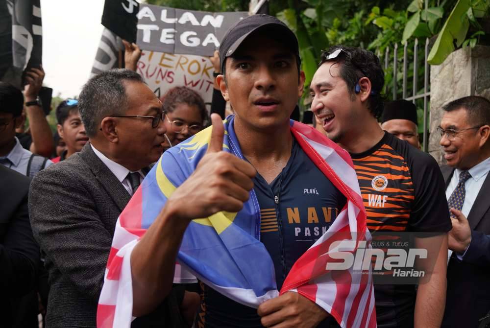 Syed Saddiq began his run on Friday, starting from Sultan Ibrahim Bridge in Muar to Telok Mas, covering a distance of 39 km, and continued the run at 5pm from Telok Mas to Alor Gajah, Melaka, covering an additional 34 km. Photo by Sinar Harian-ROSLI TALIB.