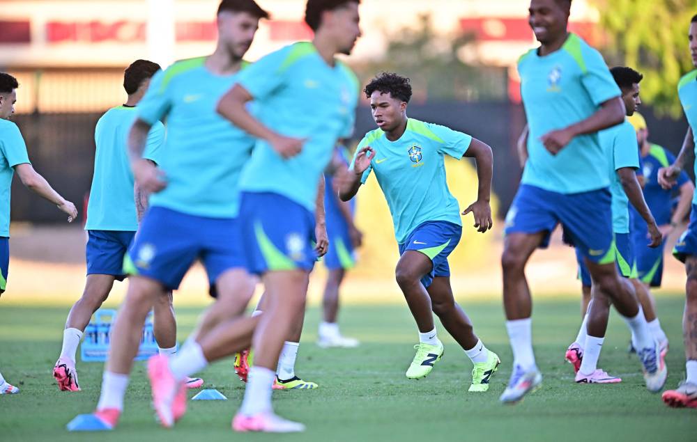 Brazil's forward Endrick (C) takes part in a training session one day before the Conmebol 2024 Copa America tournament quarter-final football match between Uruguay and Brazil at XX in Las Vegas, Nevada, on July 5, 2024. (Photo by AFP)