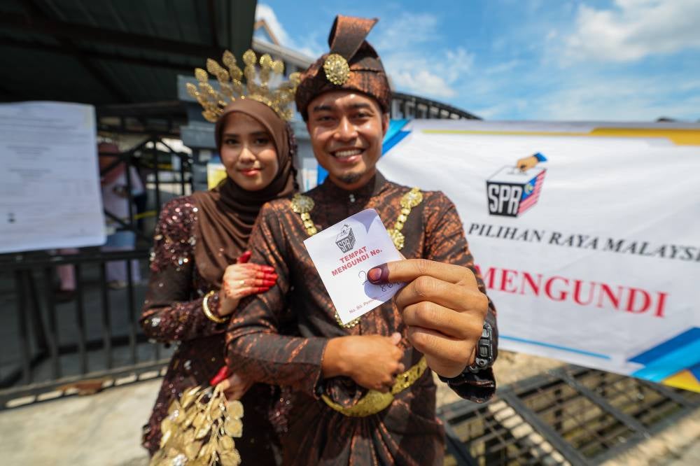 Muhammad Syafiq Mohd Rozei and wife Munirah Yahya. Photo by Bernama