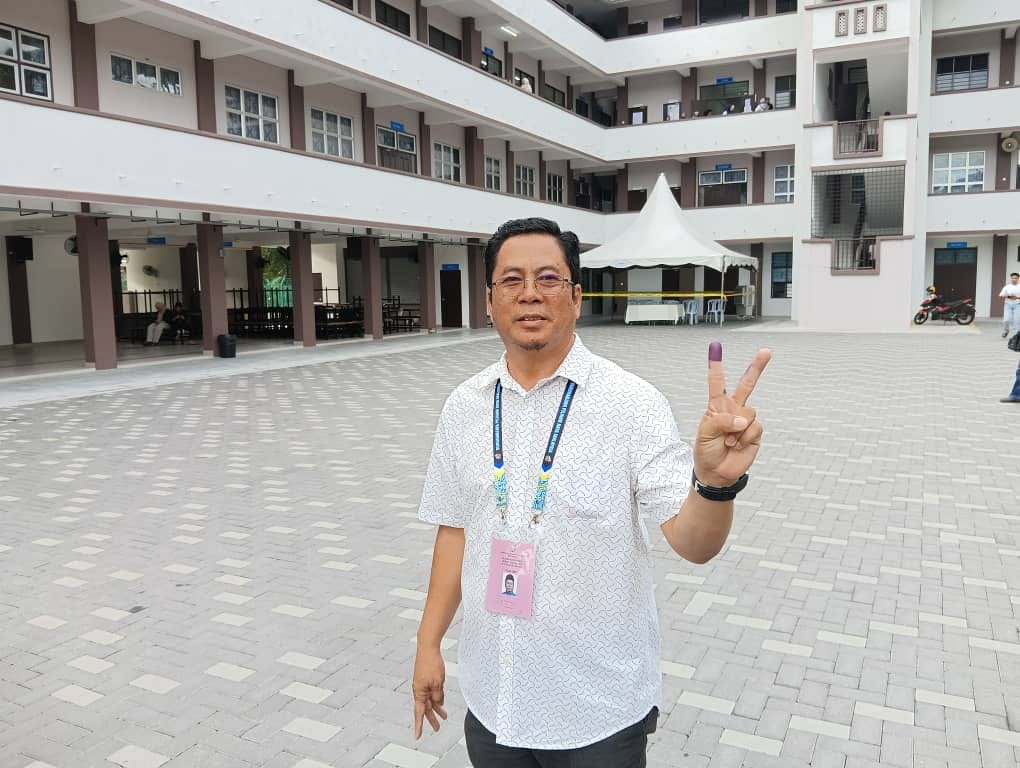PN’s candidate Abidin Ismail this morning after casting his vote. (Photo from Abidin's Facebook)