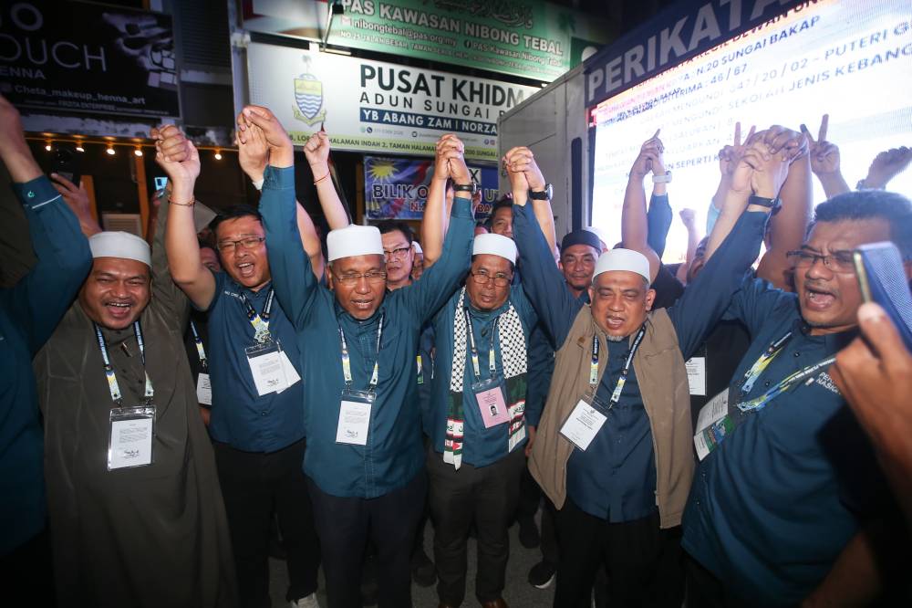 PN candidate Abidin Ismail (secod, right)