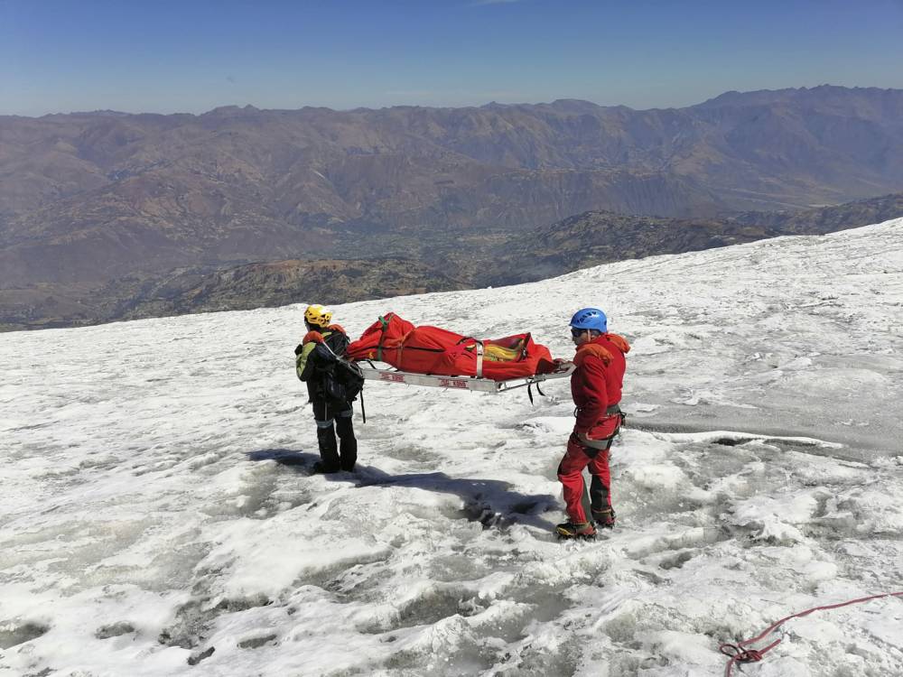 Undated handout picture released by Peruvian National Police on July 8, 2024, showing police officers evcacuating the body of US mountain climber William Stampfl, who was reported missing in June 2002, in the Ancash region, 400 km north of Lima. - (Photo by Peruvian National Police / AFP)