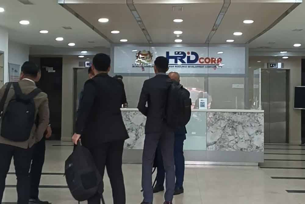 Five individuals, believed to be investigators from the Malaysian Anti-Corruption Commission (MACC) arrived at the office of Human Resource Development Corporation (HRD Corp) on Jalan Beringin here on Tuesday.