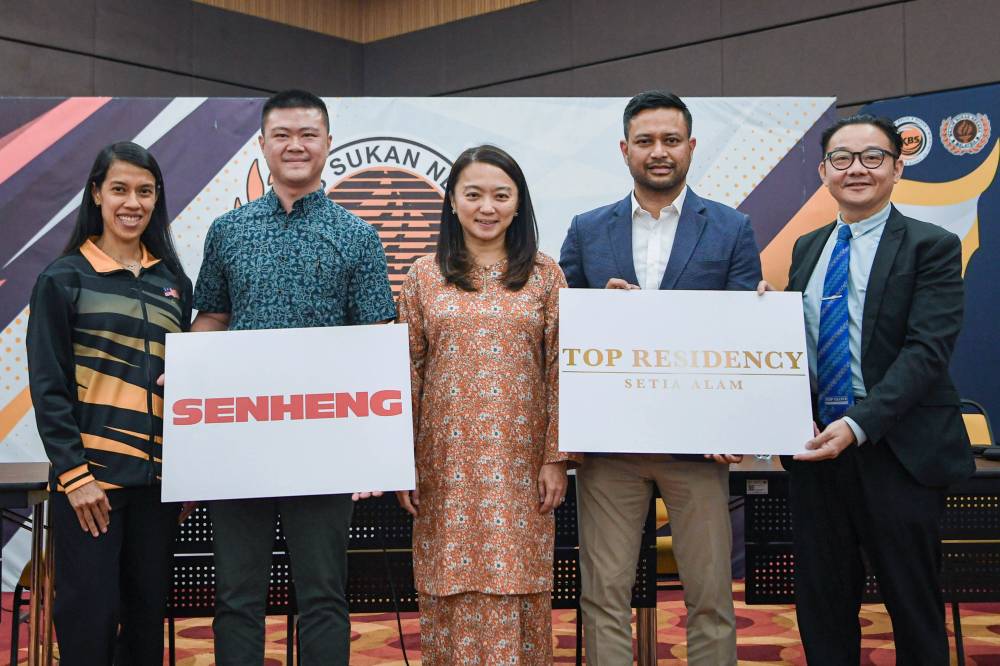 Youth and Sports Minister Hannah Yeoh (centre) with sponsors during a press conference announcing the incentive sponsorship for the 2024 Olympic Games in Paris at NSC today.
Also present were RTG project coordinator Datuk Stuart Ramalingam (second, right), Top Glove general manager (property and leasing) Patrick Aw (right), Senheng App chief marketing officer Lim Yao Young (second, left) and deputy chef de mission (CDM) Datuk Nicol Ann David (left).