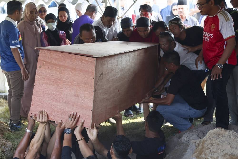 The body of the late Nur Farah Kartini Abdullah was buried at 5.20pm at Kampung Nyiur Manis Cemetery, in Pekan today. - Photo by Bernama