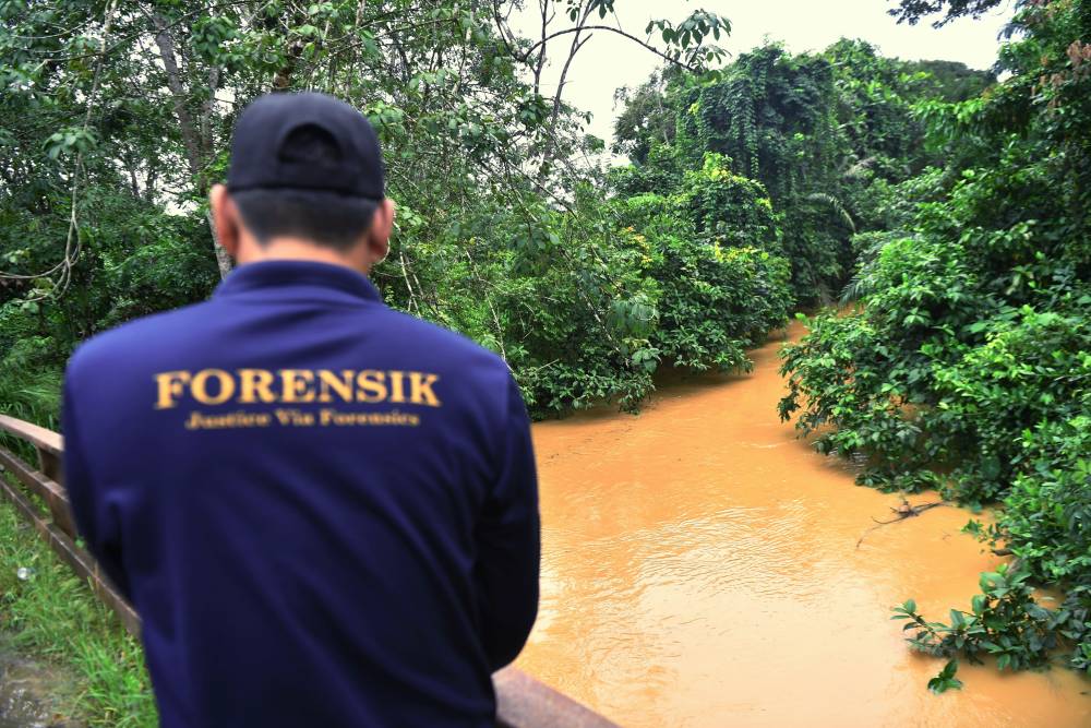 Police continued the search for evidence in the murder case of Nur Farah Kartini Abdullah, 25, at Sungai Trolak, Kampung Batu, Perak on Friday. Photo by Bernama