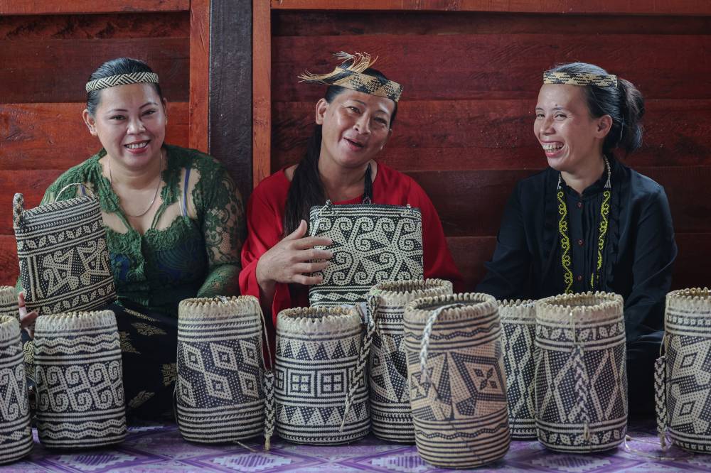Mangorit Lingoi (left),30 dan Nyutai Awi (middle), 45 - Photo by Bernama