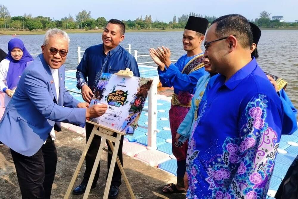 UMPSA Vice-Chancellor, Prof Datuk Dr Yuserrie Zainuddin, officiated the launch of the Edu-Tourism Programme @ UMPSA and the inauguration of Aug 12, as UMPSA Alumni Day at the UMPSA Water Recreation Centre, Pekan Campus, on Thursday.