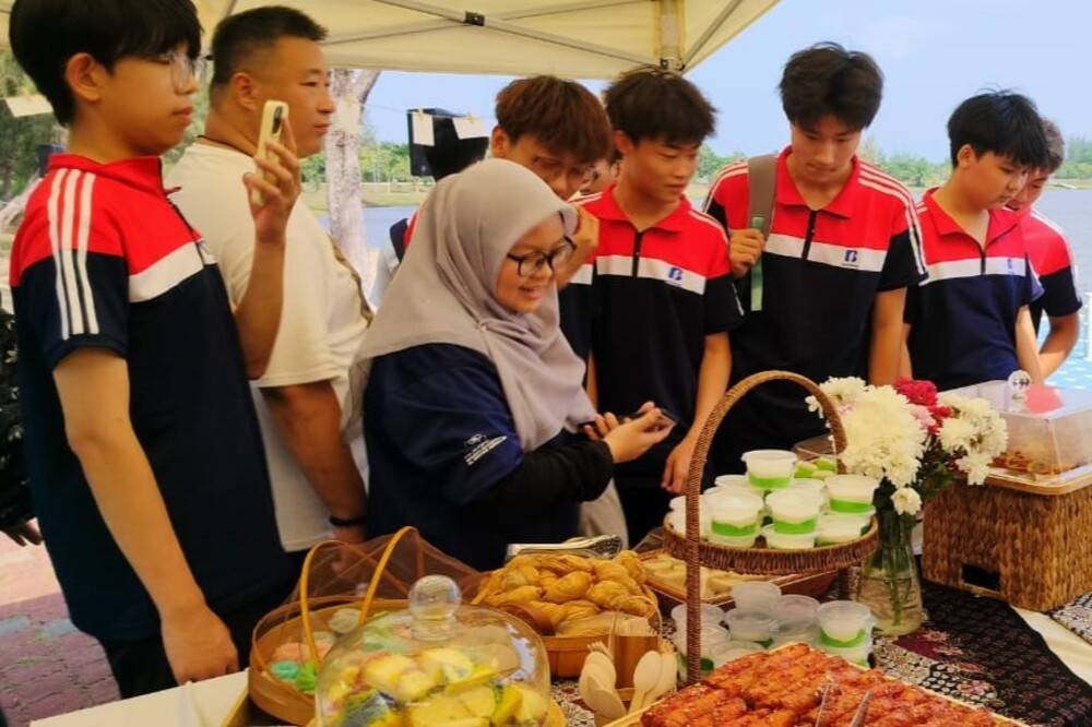 International participants from Beijing Polytechnic and Beifang Automotive Education Group (Beifang), China were introduced to popular traditional foods of the country.