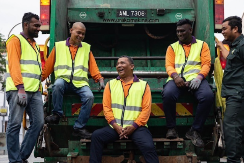 Mohd Yusof Ibrahim (in the middle) with his colleagues. - Photo by Bernama
