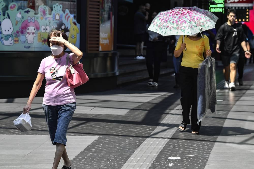 Public urged to stay hydrated - Photo by Bernama