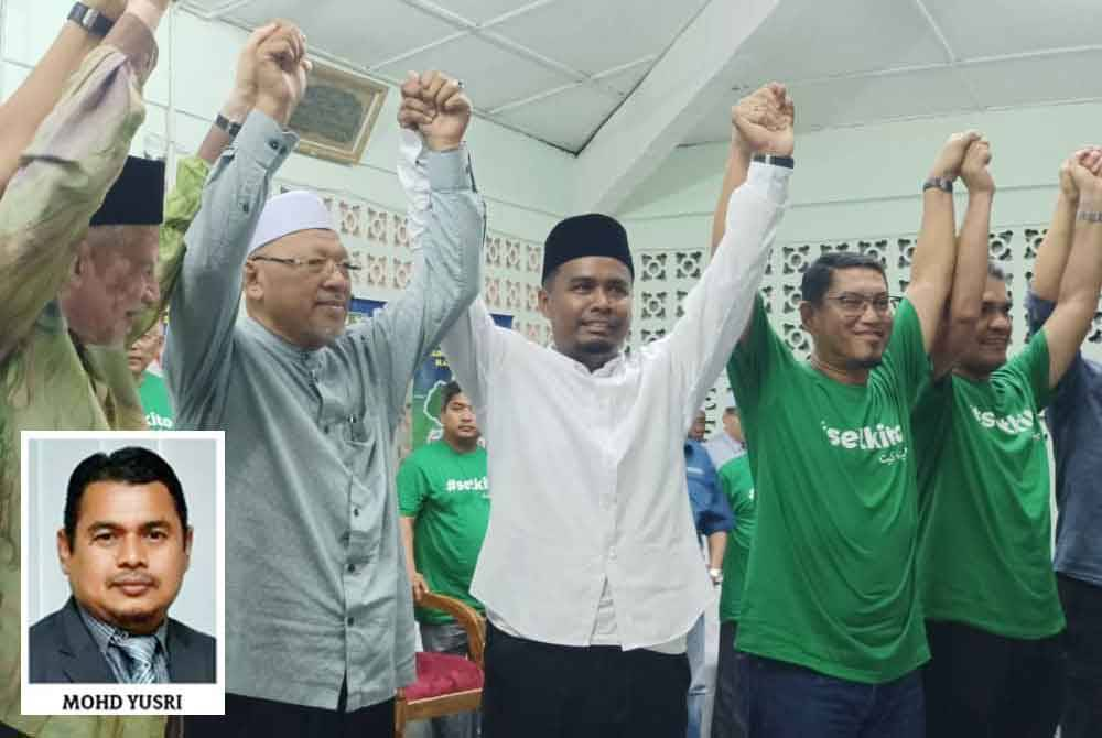 Gua Musang Pas Youth former deputy chief, Mohd Rizwadi Ismail (centre), has been selected as the PN candidate for the Nenggiri by-election.